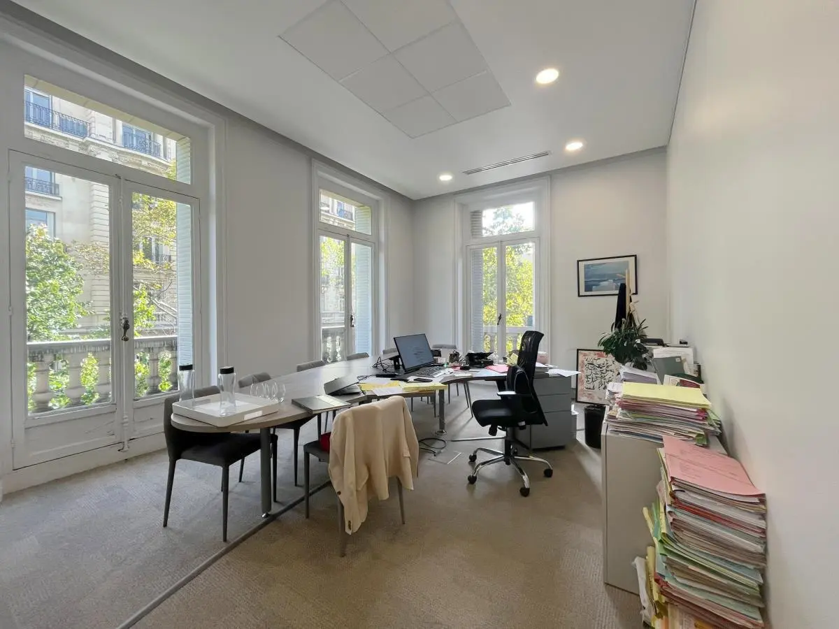 BUREAUX à louer à Paris – 351 m²