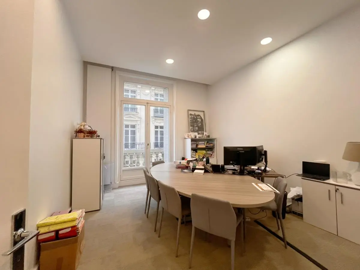 BUREAUX à louer à Paris – 351 m²