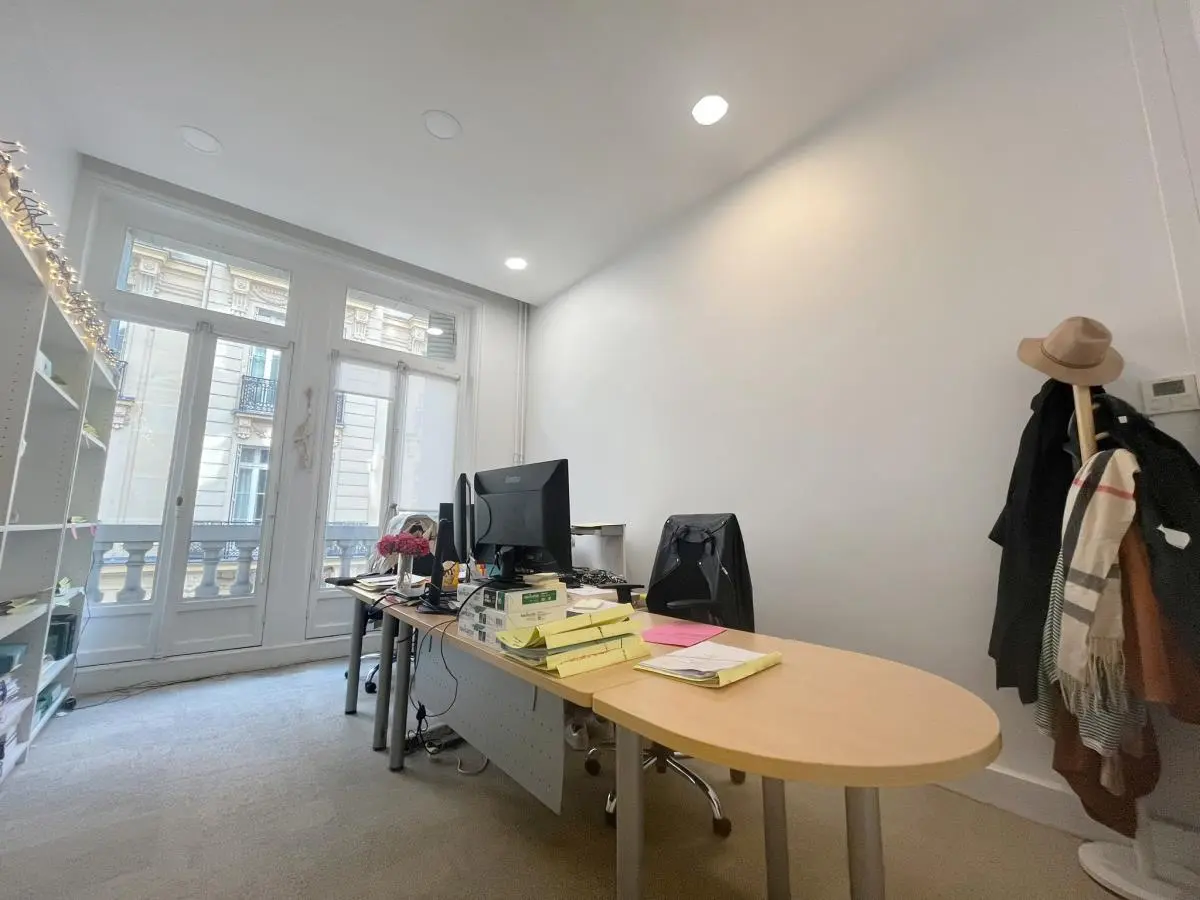 BUREAUX à louer à Paris – 351 m²