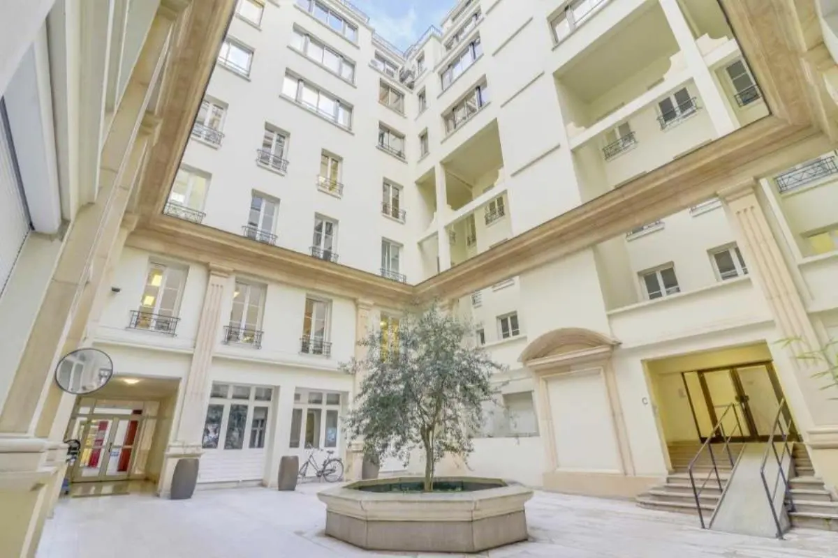 BUREAUX à louer à Paris – 1 343 m²